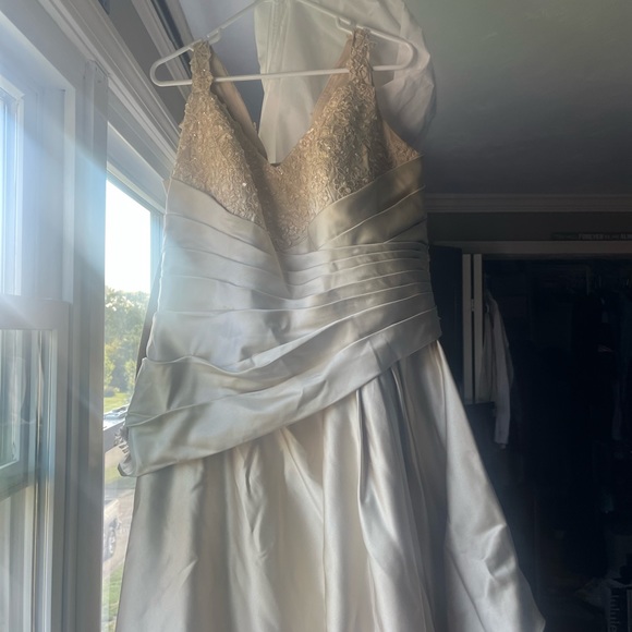 Ivory wedding dress. - Picture 3 of 8